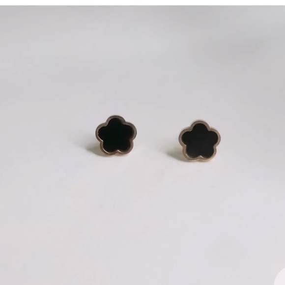 Unbranded Jewelry - Gold and Black Clover Stud Earrings Post back von Cleef style